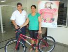 A consumidora contemplada Veronice Oliveira Lima que comprou na D’Ville Bolsas e garantiu uma bicicleta no sorteio