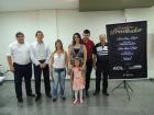 A ganhadora do carro zero km Jessica Fabricio e sua família, junto à vendedora Ana Lúcia Pereira e os representantes da ACIL e Sicomércio